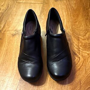 Clarks Women’s Black Leather Ankle Slip-On Side Zip Shoes Round Toe 9.5M